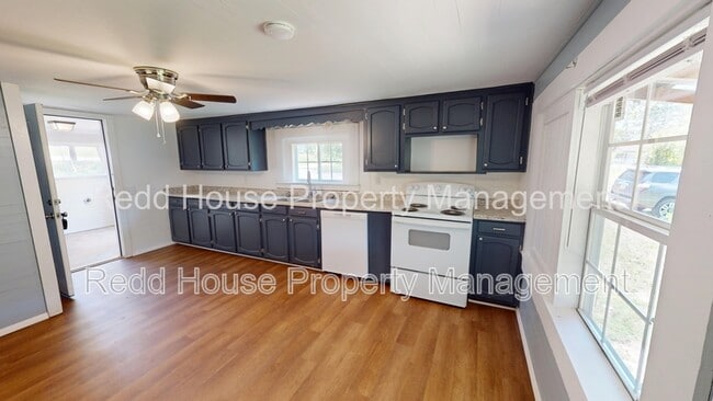 Photo - 103 Watkins St