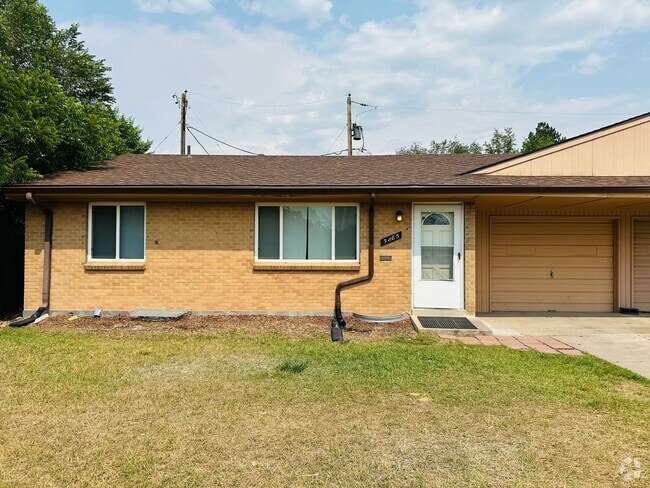 Building Photo - Modern and Spacious Duplex Style Home with...