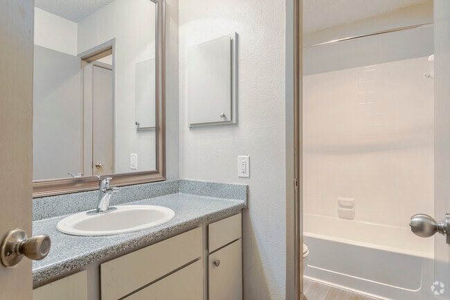 2BR, 2BA - 946 SF B2 - Bathroom