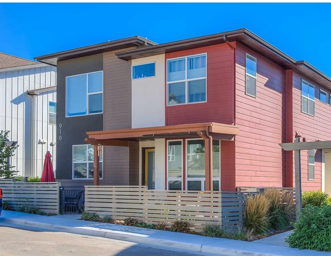 Building Photo - Modern Townhouse in Can't Beat Location - Available 8/1