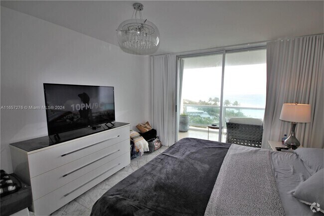 Building Photo - 5151 Collins Ave Unit 933 Rental