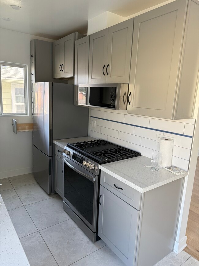 Cabinet depth fridge, gas range - 1533 Princeton St Unit #6