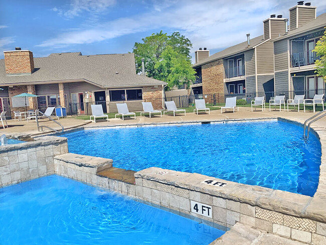 Sumérjase en el sol en la piscina estilo centro turístico - Country Club Villas in Amarillo TX Apartamentos