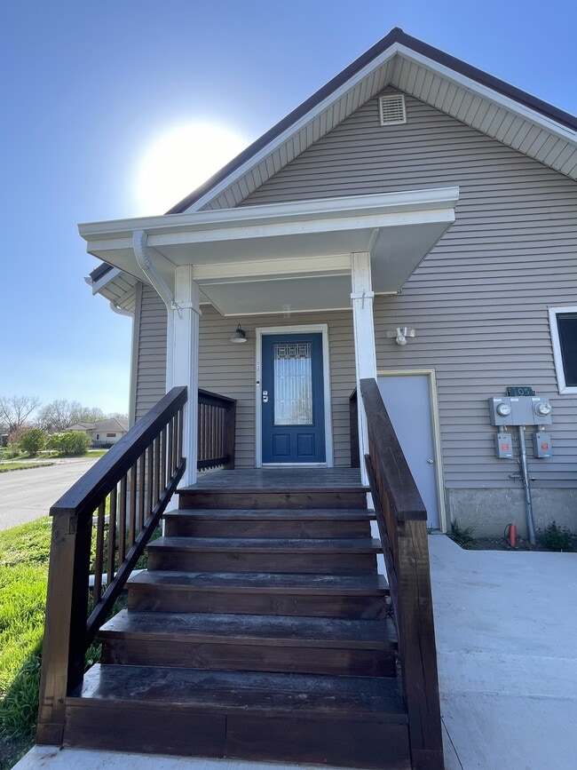 Photo - 105 W Summit St