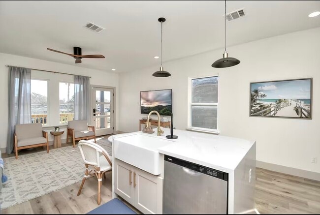 Building Photo - 442 6th St