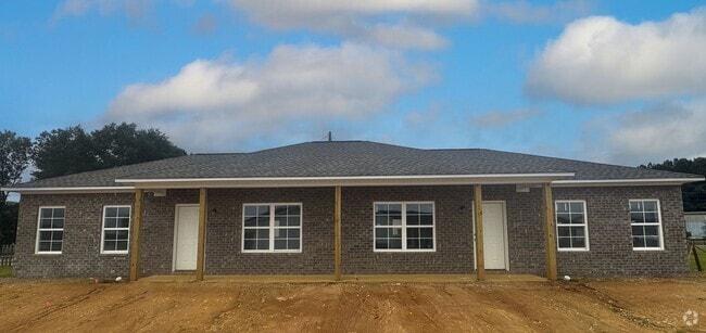 Building Photo - Recently Renovated 2 Bedroom 1 Bath Apartm... Unit 118-B Rental