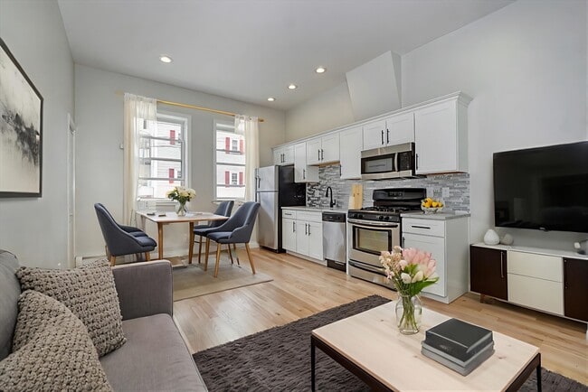 Building Photo - 136 W Sixth St Unit 1 Rental
