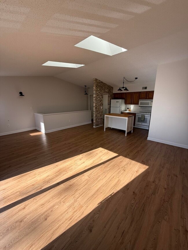 Photo - 353 Pinewood Cir