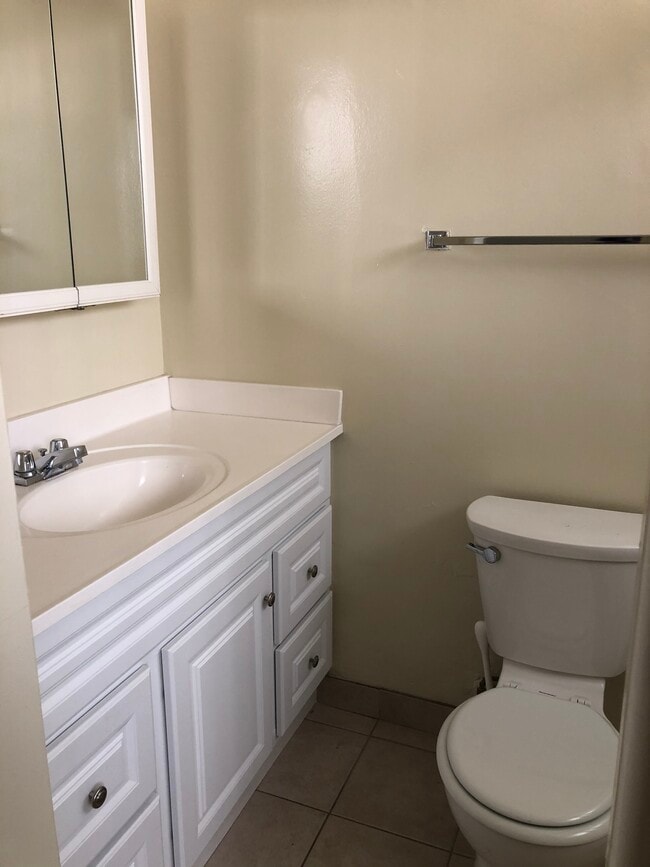 Bathroom 1 - 1947 Pelham Ave Unit 3
