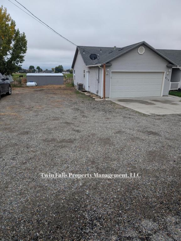 Photo - 213 Settlers Way W