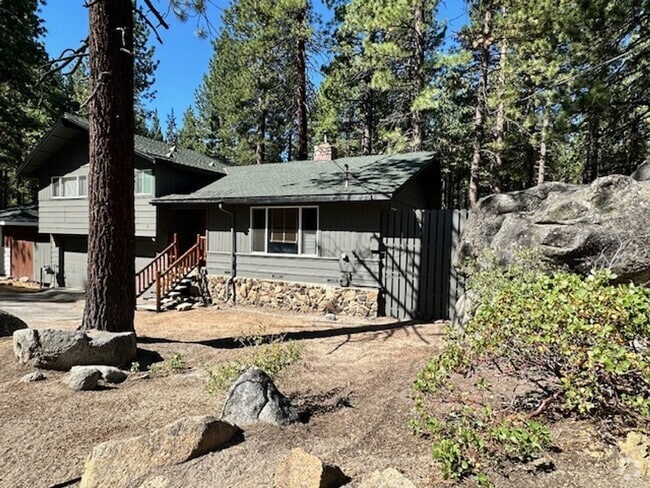 Building Photo - Lovely multi level home available now for ...