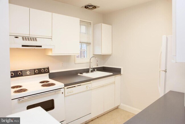 Photo - 1712 W Abingdon Dr Unit 301