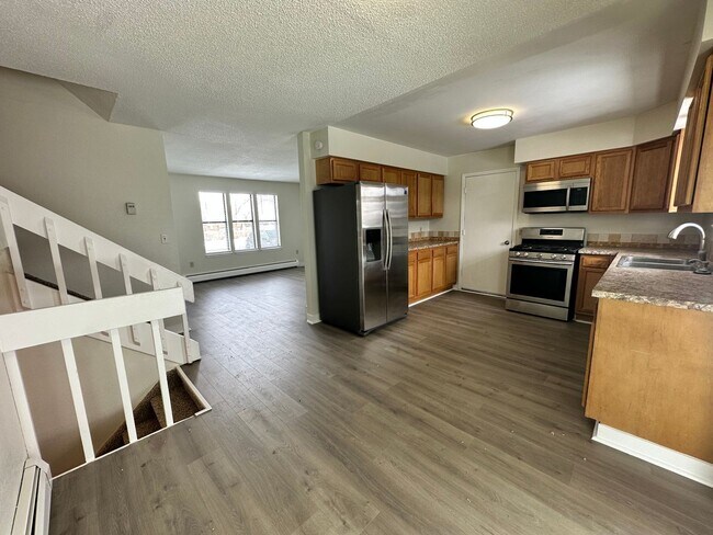 Photo - MOVE IN SPECIAL! Cozy 5 bedroom 2 bath Home - Erie