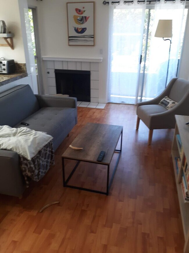 Bright 2 Bed 2 Bath Upstairs Condo Unit Av... Condo for Rent in