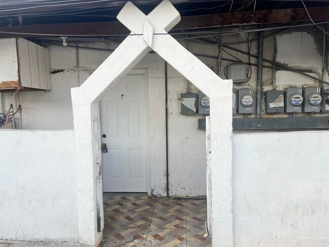 Photo - 2011 Lexington Ave Unit 5