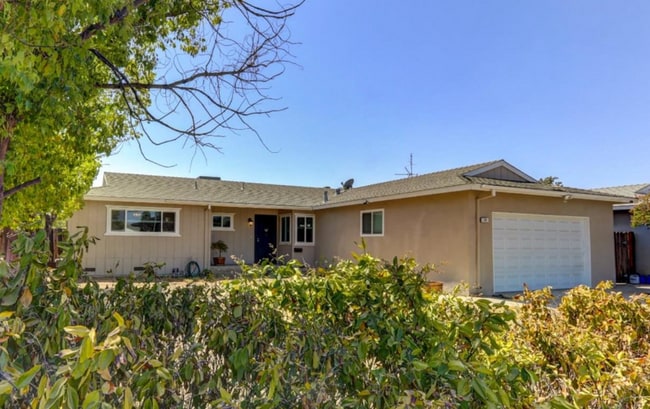 Building Photo - $2,200 Gettysburg & Minniewawa, 3 Bedroom - Across From Tarpey Elementary