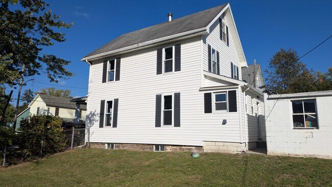 Photo - 305 Plummer St