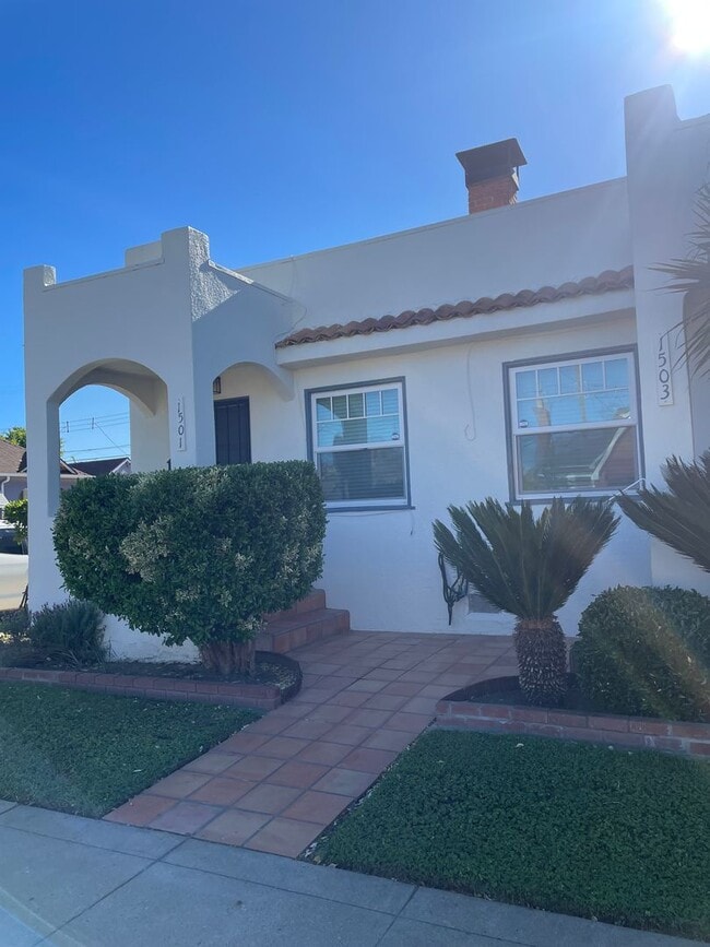 Building Photo - 33RDST Unit 1501