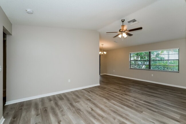 1402 Thistledown Dr