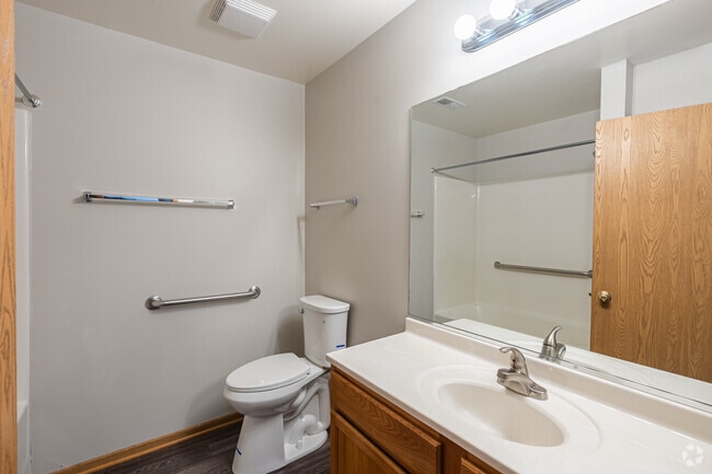 1BR, 1BA - 696SF - Bathroom