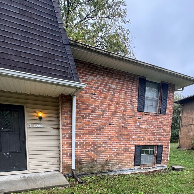 Building Photo - 2008 Juniper Dr Unit A