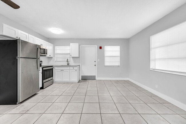 Parkside Flats - Walk to Young Circle!