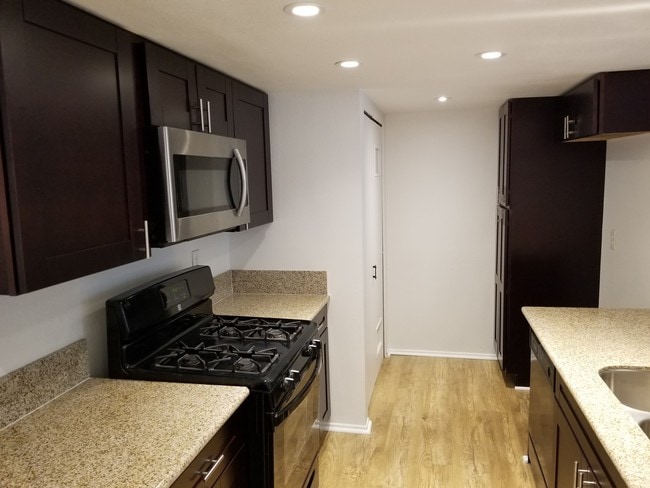 Building Photo - 9388 Twin Trails Dr Unit 205 Rental