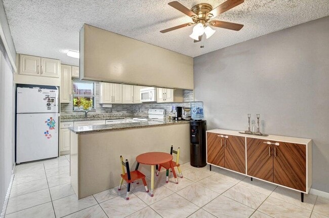 Photo - 7627 Courtyard Run W