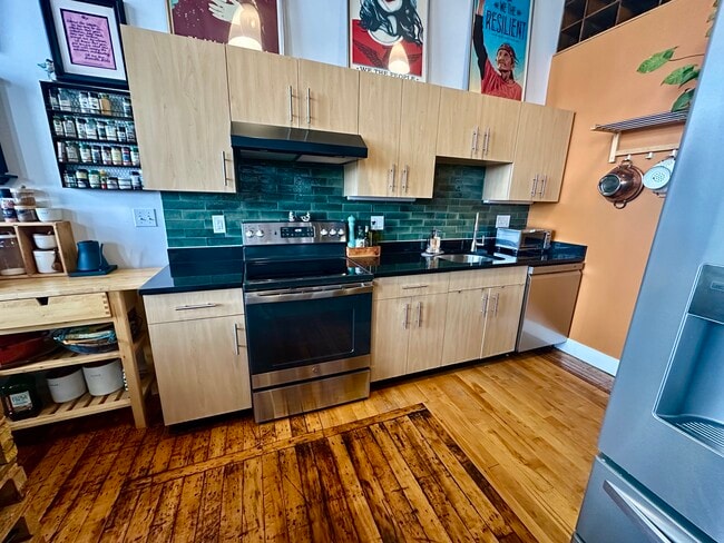 Photo - 1 Westinghouse Plz Unit Sun-filledhistoricloft