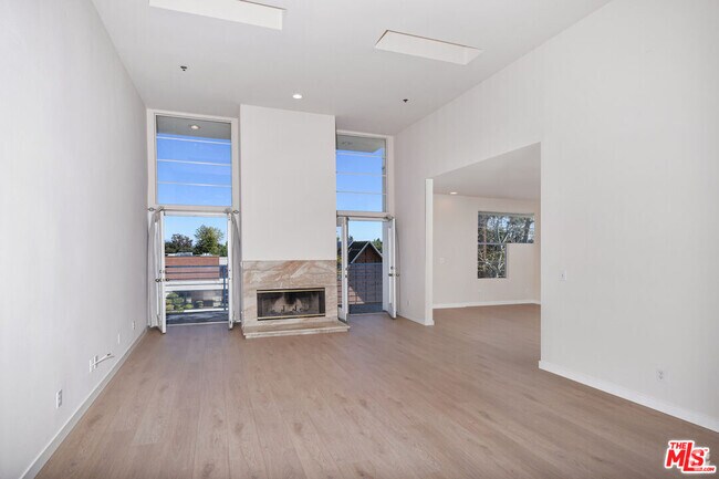 Building Photo - 5350 White Oak Ave Unit 408 Rental