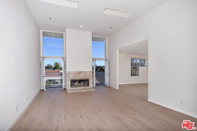 Photo - 5350 White Oak Ave Unidad 408 Rental