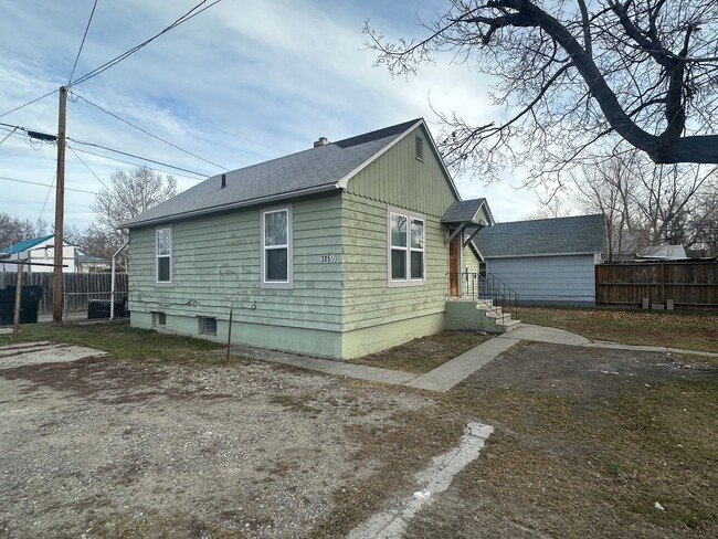 Building Photo - 305 S 33rd St Unit 305 1/2 S 33