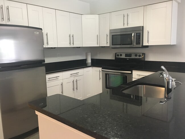 Kitchen - 244 S Reynolds St Unit 401