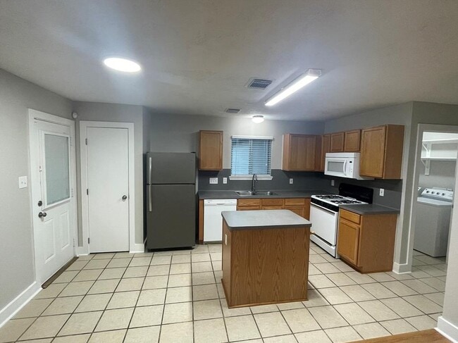 Photo - 906 Yacht Ct