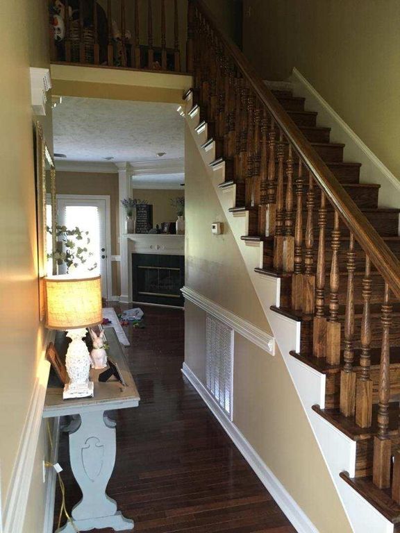 Entrada abovedada con suelos y escaleras de roble. - 62 Sommersby Dr