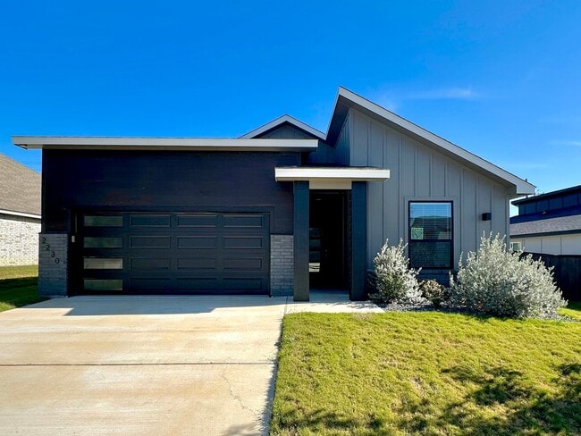 Building Photo - AVAILABLE NOW!