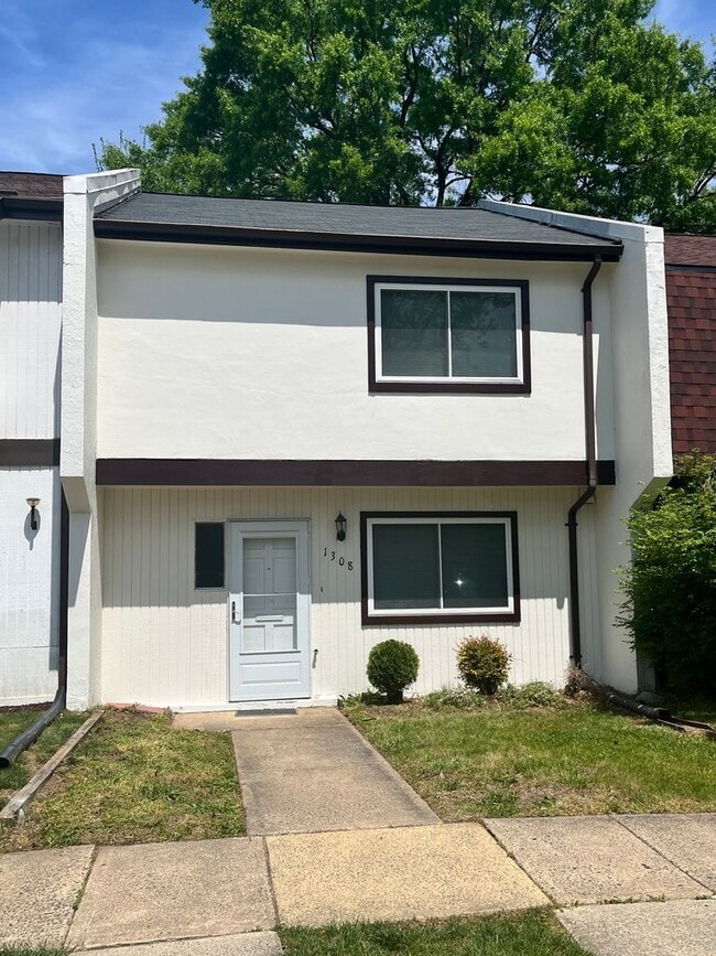 Building Photo - Updated Townhouse In Herndon