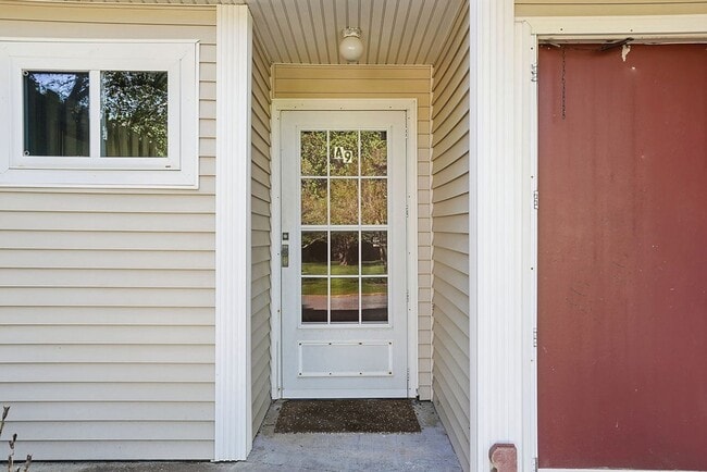 Building Photo - MINUTES to UNC!! 2 Bed 2.5 Bath Townhome - FURNISHED!  $500 Move in Incentive! Unit A9