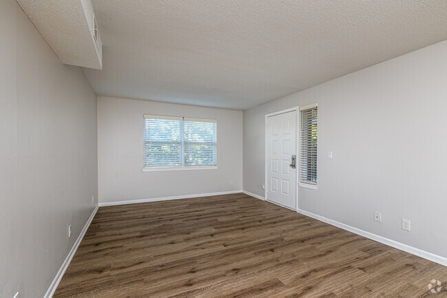 2BR, 1BA - 744 SF