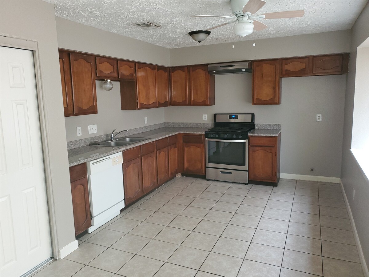 Photo - 16922 Camberwell Green Ln