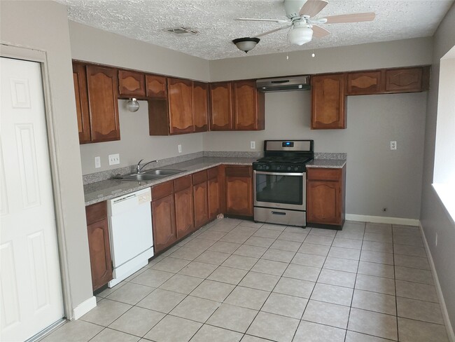 Photo - 16922 Camberwell Green Ln