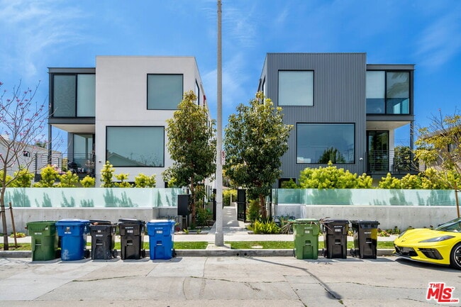 Building Photo - 2017 Barry Ave