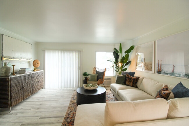 Photo - 1606 Westcliff Dr.