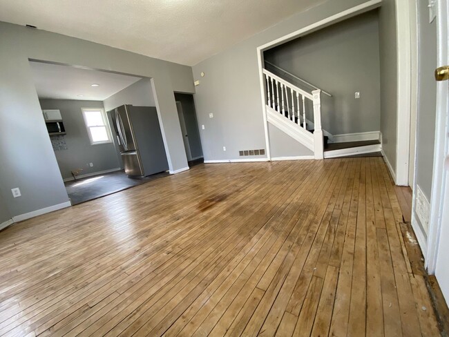 Building Photo - Beautiful 4 Bedroom 1.5 Bathroom Townhome in Minneapolis!