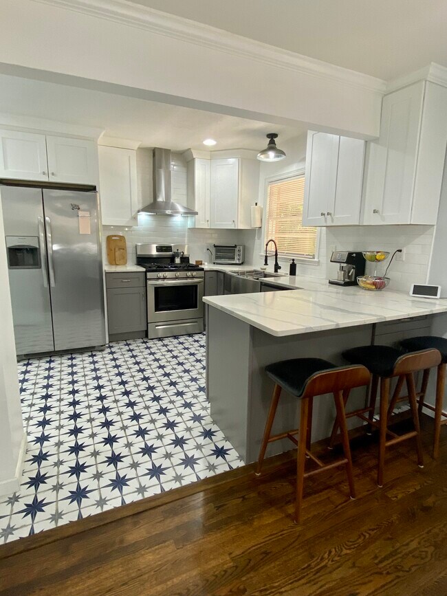 Fully updated kitchen with breakfast bar - 3172 Sandusky Dr