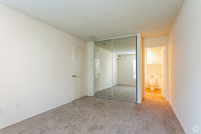 2BR, 2BA - 980 SF