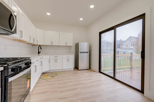 Building Photo - 1022 Mathews Ave