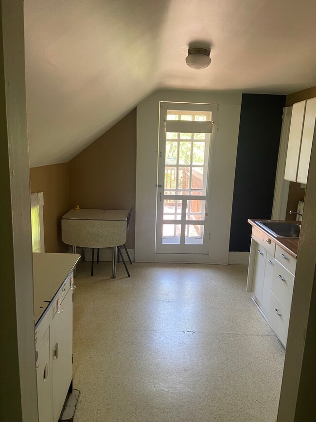 Photo - 801 S Main St - Free Parking Included!
