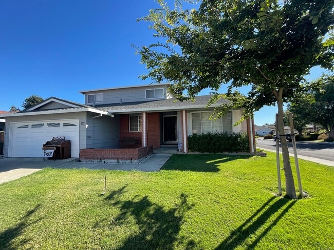 Building Photo - $4,090 / BEAUTIFUL BROOKVALE HOME IN CENTR...