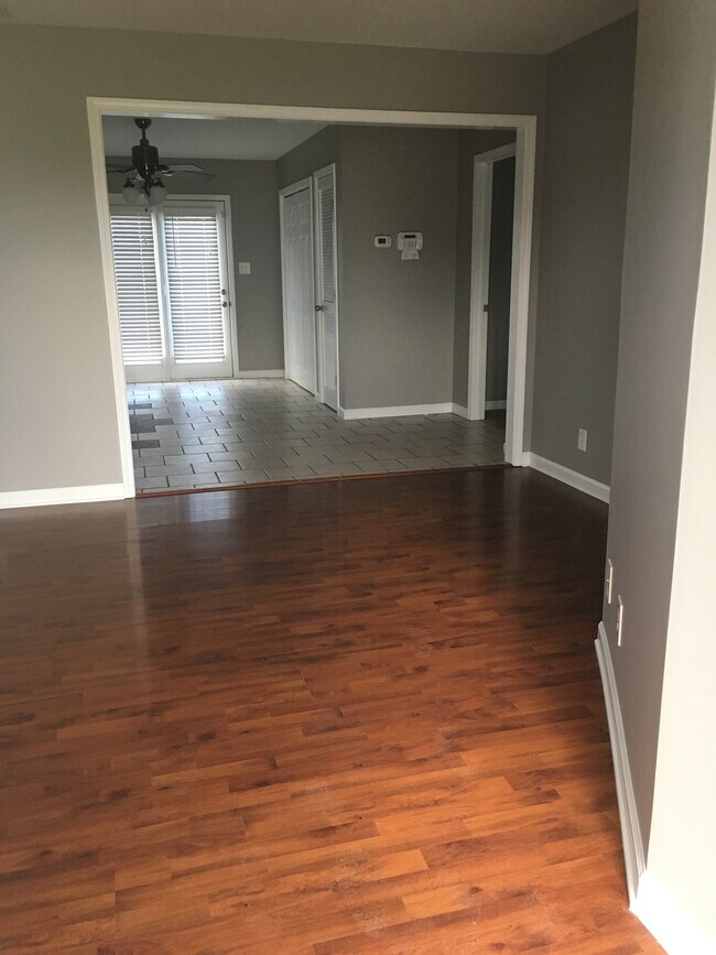 Entry & family room - 118 N Cavalcade Cir